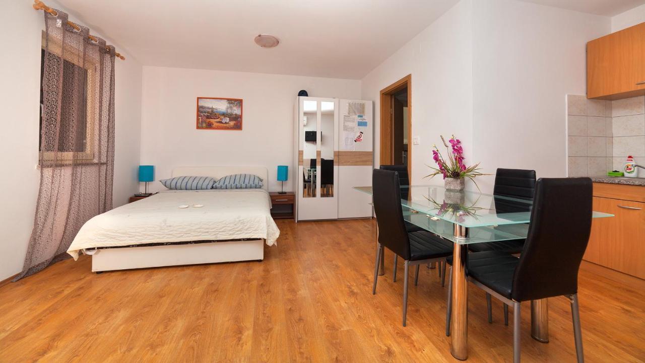 Apartments Barbara With Pool Brseč Habitación foto